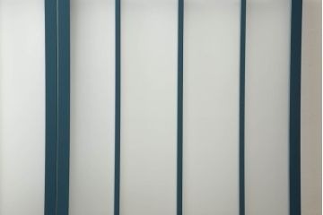 昭和中期のガラス戸2枚セットをリペア&カスタム!高さと幅をリサイズし、指定箇所を花菱模様・市松模様のガラスに差し替え。本体は暗めの青色にペイント仕上げ。(引き戸、建具)