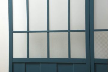 昭和中期のガラス戸2枚セットをリペア&カスタム!高さと幅をリサイズし、指定箇所を花菱模様・市松模様のガラスに差し替え。本体は暗めの青色にペイント仕上げ。(引き戸、建具)