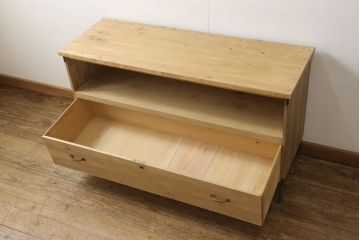 桐箪笥をリペア&カスタム!上段引き出しを外し、オープン棚仕様に。天板と鉄脚を取り付け、背面に配線用の穴あけ加工。ワックスにて仕上げ。(和タンス、ローチェスト、テレビ台、テレビボード、ローボード、リビングボード)