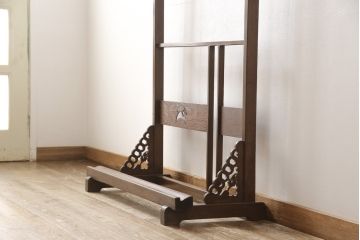 アンティークの弓立てをリペア&カスタム!幅をリサイズし、現状よりも1トーン濃い色味に着色仕上げ。(弓道、矢、武具)