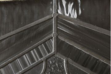 イギリスアンティークのステンドグラスをリペア&カスタム!取っ手を外し、引手の取付け。表面はモカベージュ、裏面はダークグレーにペイント仕上げ。(引き戸、建具)