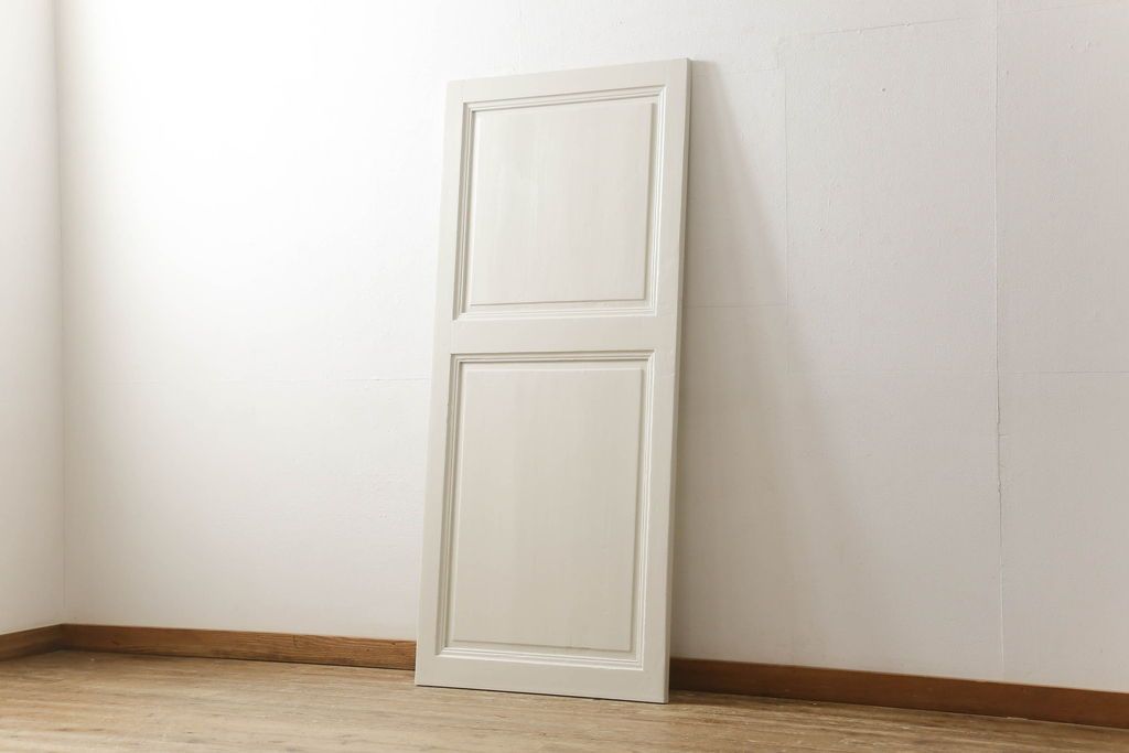 フランスアンティークの木製ドアをリペア&カスタム!高さと幅をリサイズし、鍵金具を取り外して埋木。アンティークのホワイトにペイント仕上げ。(扉、建具)