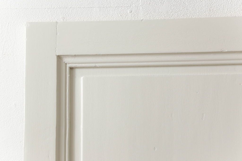 フランスアンティークの木製ドアをリペア&カスタム!高さと幅をリサイズし、鍵金具を取り外して埋木。アンティークのホワイトにペイント仕上げ。(扉、建具)