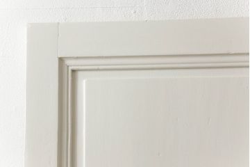 フランスアンティークの木製ドアをリペア&カスタム!高さと幅をリサイズし、鍵金具を取り外して埋木。アンティークのホワイトにペイント仕上げ。(扉、建具)