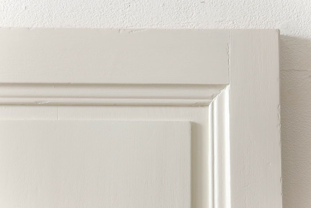 フランスアンティークの木製ドアをリペア&カスタム!高さと幅をリサイズし、鍵金具を取り外して埋木。アンティークのホワイトにペイント仕上げ。(扉、建具)