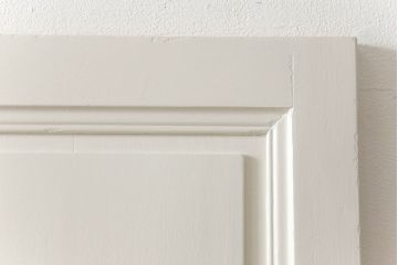 フランスアンティークの木製ドアをリペア&カスタム!高さと幅をリサイズし、鍵金具を取り外して埋木。アンティークのホワイトにペイント仕上げ。(扉、建具)