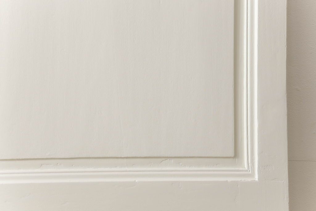 フランスアンティークの木製ドアをリペア&カスタム!高さと幅をリサイズし、鍵金具を取り外して埋木。アンティークのホワイトにペイント仕上げ。(扉、建具)