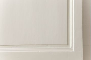 フランスアンティークの木製ドアをリペア&カスタム!高さと幅をリサイズし、鍵金具を取り外して埋木。アンティークのホワイトにペイント仕上げ。(扉、建具)