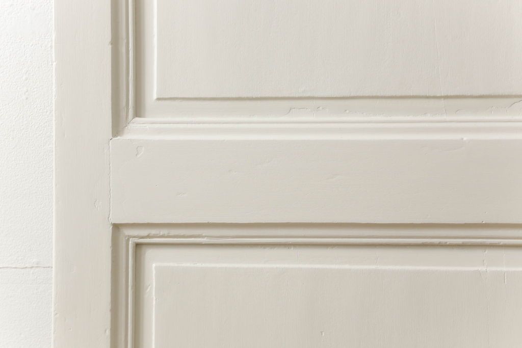 フランスアンティークの木製ドアをリペア&カスタム!高さと幅をリサイズし、鍵金具を取り外して埋木。アンティークのホワイトにペイント仕上げ。(扉、建具)