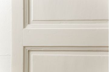 フランスアンティークの木製ドアをリペア&カスタム!高さと幅をリサイズし、鍵金具を取り外して埋木。アンティークのホワイトにペイント仕上げ。(扉、建具)