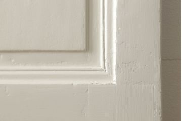 フランスアンティークの木製ドアをリペア&カスタム!高さと幅をリサイズし、鍵金具を取り外して埋木。アンティークのホワイトにペイント仕上げ。(扉、建具)