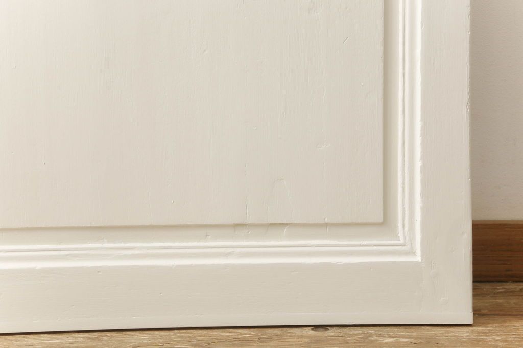 フランスアンティークの木製ドアをリペア&カスタム!高さと幅をリサイズし、鍵金具を取り外して埋木。アンティークのホワイトにペイント仕上げ。(扉、建具)