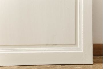 フランスアンティークの木製ドアをリペア&カスタム!高さと幅をリサイズし、鍵金具を取り外して埋木。アンティークのホワイトにペイント仕上げ。(扉、建具)