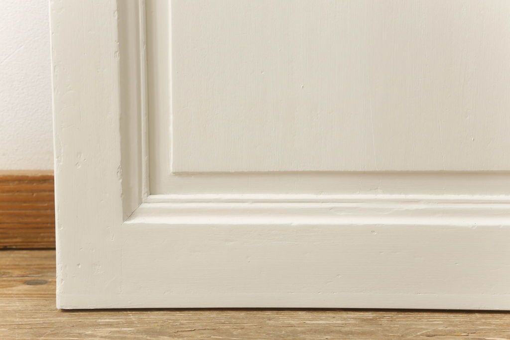 フランスアンティークの木製ドアをリペア&カスタム!高さと幅をリサイズし、鍵金具を取り外して埋木。アンティークのホワイトにペイント仕上げ。(扉、建具)