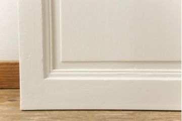 フランスアンティークの木製ドアをリペア&カスタム!高さと幅をリサイズし、鍵金具を取り外して埋木。アンティークのホワイトにペイント仕上げ。(扉、建具)