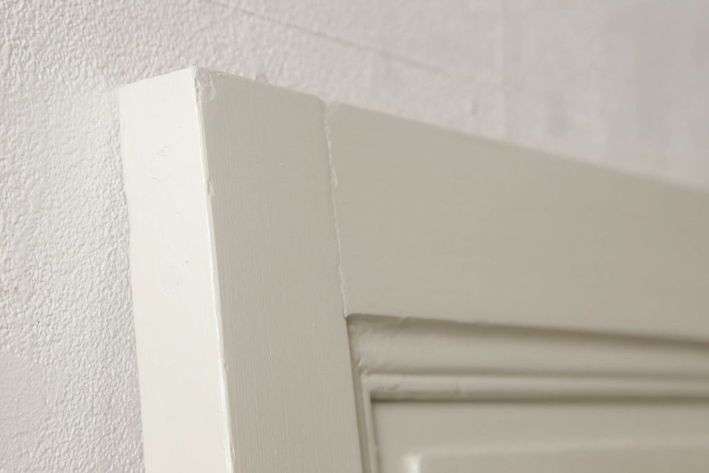 フランスアンティークの木製ドアをリペア&カスタム!高さと幅をリサイズし、鍵金具を取り外して埋木。アンティークのホワイトにペイント仕上げ。(扉、建具)