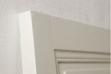 フランスアンティークの木製ドアをリペア&カスタム!高さと幅をリサイズし、鍵金具を取り外して埋木。アンティークのホワイトにペイント仕上げ。(扉、建具)