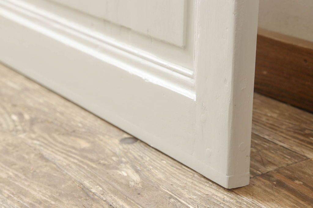 フランスアンティークの木製ドアをリペア&カスタム!高さと幅をリサイズし、鍵金具を取り外して埋木。アンティークのホワイトにペイント仕上げ。(扉、建具)