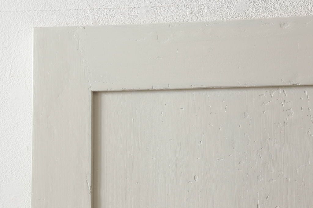 フランスアンティークの木製ドアをリペア&カスタム!高さと幅をリサイズし、鍵金具を取り外して埋木。アンティークのホワイトにペイント仕上げ。(扉、建具)