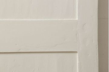 フランスアンティークの木製ドアをリペア&カスタム!高さと幅をリサイズし、鍵金具を取り外して埋木。アンティークのホワイトにペイント仕上げ。(扉、建具)