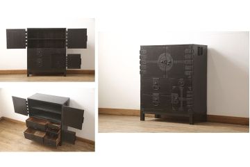 江戸期の小箪笥をリペア&カスタム!高品質リペアを施し、引き出しの欠損部分に扉を取り付け。観音扉の内部は引き出しから棚に加工。木製脚を取り付け、全体を1トーン落ち着いた色味に着色仕上げ。(時代箪笥、収納棚、戸棚、整理箪笥、収納箪笥、アンティーク箪笥)