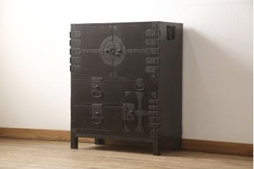 江戸期の小箪笥をリペア&カスタム!高品質リペアを施し、引き出しの欠損部分に扉を取り付け。観音扉の内部は引き出しから棚に加工。木製脚を取り付け、全体を1トーン落ち着いた色味に着色仕上げ。(時代箪笥、収納棚、戸棚、整理箪笥、収納箪笥、アンティーク箪笥)