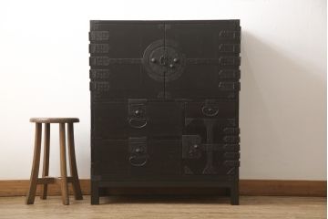 江戸期の小箪笥をリペア&カスタム!高品質リペアを施し、引き出しの欠損部分に扉を取り付け。観音扉の内部は引き出しから棚に加工。木製脚を取り付け、全体を1トーン落ち着いた色味に着色仕上げ。(時代箪笥、収納棚、戸棚、整理箪笥、収納箪笥、アンティーク箪笥)