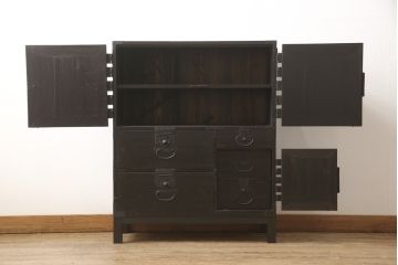 江戸期の小箪笥をリペア&カスタム!高品質リペアを施し、引き出しの欠損部分に扉を取り付け。観音扉の内部は引き出しから棚に加工。木製脚を取り付け、全体を1トーン落ち着いた色味に着色仕上げ。(時代箪笥、収納棚、戸棚、整理箪笥、収納箪笥、アンティーク箪笥)