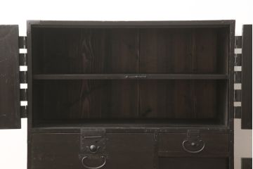 江戸期の小箪笥をリペア&カスタム!高品質リペアを施し、引き出しの欠損部分に扉を取り付け。観音扉の内部は引き出しから棚に加工。木製脚を取り付け、全体を1トーン落ち着いた色味に着色仕上げ。(時代箪笥、収納棚、戸棚、整理箪笥、収納箪笥、アンティーク箪笥)