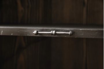 江戸期の小箪笥をリペア&カスタム!高品質リペアを施し、引き出しの欠損部分に扉を取り付け。観音扉の内部は引き出しから棚に加工。木製脚を取り付け、全体を1トーン落ち着いた色味に着色仕上げ。(時代箪笥、収納棚、戸棚、整理箪笥、収納箪笥、アンティーク箪笥)