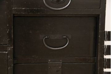 江戸期の小箪笥をリペア&カスタム!高品質リペアを施し、引き出しの欠損部分に扉を取り付け。観音扉の内部は引き出しから棚に加工。木製脚を取り付け、全体を1トーン落ち着いた色味に着色仕上げ。(時代箪笥、収納棚、戸棚、整理箪笥、収納箪笥、アンティーク箪笥)