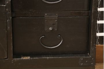 江戸期の小箪笥をリペア&カスタム!高品質リペアを施し、引き出しの欠損部分に扉を取り付け。観音扉の内部は引き出しから棚に加工。木製脚を取り付け、全体を1トーン落ち着いた色味に着色仕上げ。(時代箪笥、収納棚、戸棚、整理箪笥、収納箪笥、アンティーク箪笥)