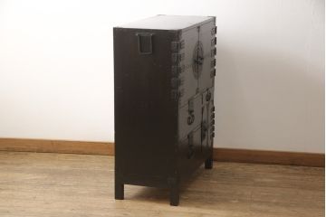 江戸期の小箪笥をリペア&カスタム!高品質リペアを施し、引き出しの欠損部分に扉を取り付け。観音扉の内部は引き出しから棚に加工。木製脚を取り付け、全体を1トーン落ち着いた色味に着色仕上げ。(時代箪笥、収納棚、戸棚、整理箪笥、収納箪笥、アンティーク箪笥)