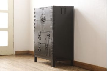 江戸期の小箪笥をリペア&カスタム!高品質リペアを施し、引き出しの欠損部分に扉を取り付け。観音扉の内部は引き出しから棚に加工。木製脚を取り付け、全体を1トーン落ち着いた色味に着色仕上げ。(時代箪笥、収納棚、戸棚、整理箪笥、収納箪笥、アンティーク箪笥)