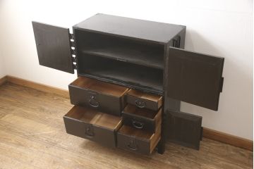 江戸期の小箪笥をリペア&カスタム!高品質リペアを施し、引き出しの欠損部分に扉を取り付け。観音扉の内部は引き出しから棚に加工。木製脚を取り付け、全体を1トーン落ち着いた色味に着色仕上げ。(時代箪笥、収納棚、戸棚、整理箪笥、収納箪笥、アンティーク箪笥)