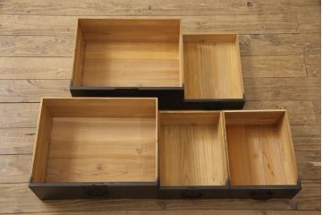 江戸期の小箪笥をリペア&カスタム!高品質リペアを施し、引き出しの欠損部分に扉を取り付け。観音扉の内部は引き出しから棚に加工。木製脚を取り付け、全体を1トーン落ち着いた色味に着色仕上げ。(時代箪笥、収納棚、戸棚、整理箪笥、収納箪笥、アンティーク箪笥)