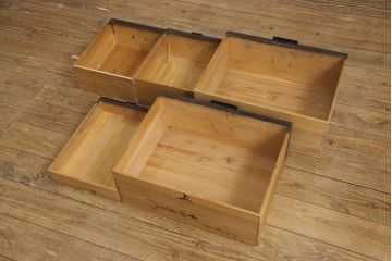 江戸期の小箪笥をリペア&カスタム!高品質リペアを施し、引き出しの欠損部分に扉を取り付け。観音扉の内部は引き出しから棚に加工。木製脚を取り付け、全体を1トーン落ち着いた色味に着色仕上げ。(時代箪笥、収納棚、戸棚、整理箪笥、収納箪笥、アンティーク箪笥)