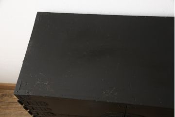 江戸期の小箪笥をリペア&カスタム!高品質リペアを施し、引き出しの欠損部分に扉を取り付け。観音扉の内部は引き出しから棚に加工。木製脚を取り付け、全体を1トーン落ち着いた色味に着色仕上げ。(時代箪笥、収納棚、戸棚、整理箪笥、収納箪笥、アンティーク箪笥)