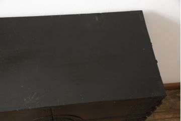 江戸期の小箪笥をリペア&カスタム!高品質リペアを施し、引き出しの欠損部分に扉を取り付け。観音扉の内部は引き出しから棚に加工。木製脚を取り付け、全体を1トーン落ち着いた色味に着色仕上げ。(時代箪笥、収納棚、戸棚、整理箪笥、収納箪笥、アンティーク箪笥)