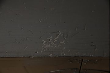 江戸期の小箪笥をリペア&カスタム!高品質リペアを施し、引き出しの欠損部分に扉を取り付け。観音扉の内部は引き出しから棚に加工。木製脚を取り付け、全体を1トーン落ち着いた色味に着色仕上げ。(時代箪笥、収納棚、戸棚、整理箪笥、収納箪笥、アンティーク箪笥)