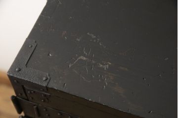 江戸期の小箪笥をリペア&カスタム!高品質リペアを施し、引き出しの欠損部分に扉を取り付け。観音扉の内部は引き出しから棚に加工。木製脚を取り付け、全体を1トーン落ち着いた色味に着色仕上げ。(時代箪笥、収納棚、戸棚、整理箪笥、収納箪笥、アンティーク箪笥)