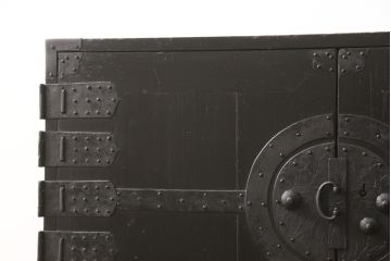 江戸期の小箪笥をリペア&カスタム!高品質リペアを施し、引き出しの欠損部分に扉を取り付け。観音扉の内部は引き出しから棚に加工。木製脚を取り付け、全体を1トーン落ち着いた色味に着色仕上げ。(時代箪笥、収納棚、戸棚、整理箪笥、収納箪笥、アンティーク箪笥)