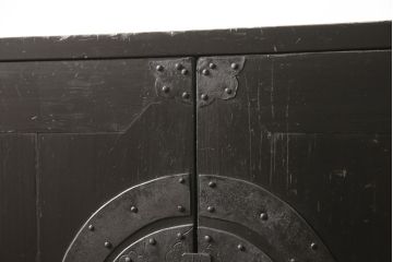 江戸期の小箪笥をリペア&カスタム!高品質リペアを施し、引き出しの欠損部分に扉を取り付け。観音扉の内部は引き出しから棚に加工。木製脚を取り付け、全体を1トーン落ち着いた色味に着色仕上げ。(時代箪笥、収納棚、戸棚、整理箪笥、収納箪笥、アンティーク箪笥)