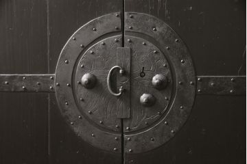 江戸期の小箪笥をリペア&カスタム!高品質リペアを施し、引き出しの欠損部分に扉を取り付け。観音扉の内部は引き出しから棚に加工。木製脚を取り付け、全体を1トーン落ち着いた色味に着色仕上げ。(時代箪笥、収納棚、戸棚、整理箪笥、収納箪笥、アンティーク箪笥)