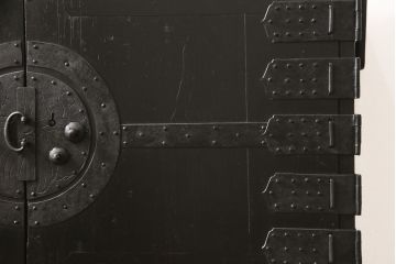 江戸期の小箪笥をリペア&カスタム!高品質リペアを施し、引き出しの欠損部分に扉を取り付け。観音扉の内部は引き出しから棚に加工。木製脚を取り付け、全体を1トーン落ち着いた色味に着色仕上げ。(時代箪笥、収納棚、戸棚、整理箪笥、収納箪笥、アンティーク箪笥)