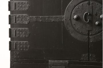 江戸期の小箪笥をリペア&カスタム!高品質リペアを施し、引き出しの欠損部分に扉を取り付け。観音扉の内部は引き出しから棚に加工。木製脚を取り付け、全体を1トーン落ち着いた色味に着色仕上げ。(時代箪笥、収納棚、戸棚、整理箪笥、収納箪笥、アンティーク箪笥)