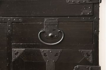 江戸期の小箪笥をリペア&カスタム!高品質リペアを施し、引き出しの欠損部分に扉を取り付け。観音扉の内部は引き出しから棚に加工。木製脚を取り付け、全体を1トーン落ち着いた色味に着色仕上げ。(時代箪笥、収納棚、戸棚、整理箪笥、収納箪笥、アンティーク箪笥)