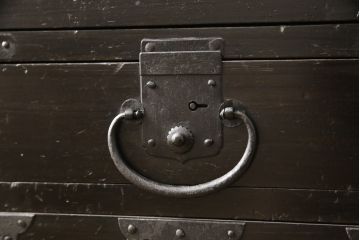 江戸期の小箪笥をリペア&カスタム!高品質リペアを施し、引き出しの欠損部分に扉を取り付け。観音扉の内部は引き出しから棚に加工。木製脚を取り付け、全体を1トーン落ち着いた色味に着色仕上げ。(時代箪笥、収納棚、戸棚、整理箪笥、収納箪笥、アンティーク箪笥)