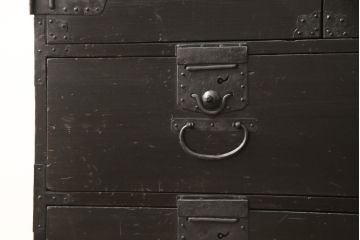 江戸期の小箪笥をリペア&カスタム!高品質リペアを施し、引き出しの欠損部分に扉を取り付け。観音扉の内部は引き出しから棚に加工。木製脚を取り付け、全体を1トーン落ち着いた色味に着色仕上げ。(時代箪笥、収納棚、戸棚、整理箪笥、収納箪笥、アンティーク箪笥)