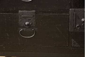 江戸期の小箪笥をリペア&カスタム!高品質リペアを施し、引き出しの欠損部分に扉を取り付け。観音扉の内部は引き出しから棚に加工。木製脚を取り付け、全体を1トーン落ち着いた色味に着色仕上げ。(時代箪笥、収納棚、戸棚、整理箪笥、収納箪笥、アンティーク箪笥)